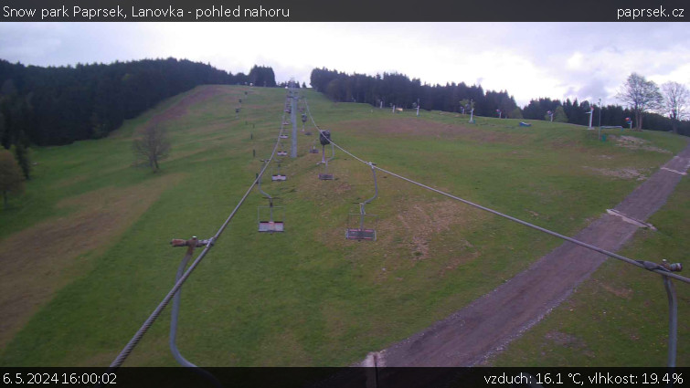 Snow park Paprsek - Lanovka - pohled nahoru - 6.5.2024 v 16:00