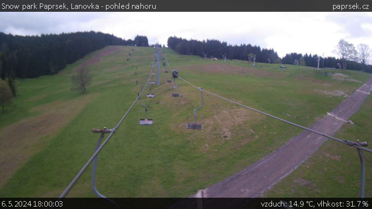Snow park Paprsek - Lanovka - pohled nahoru - 6.5.2024 v 18:00