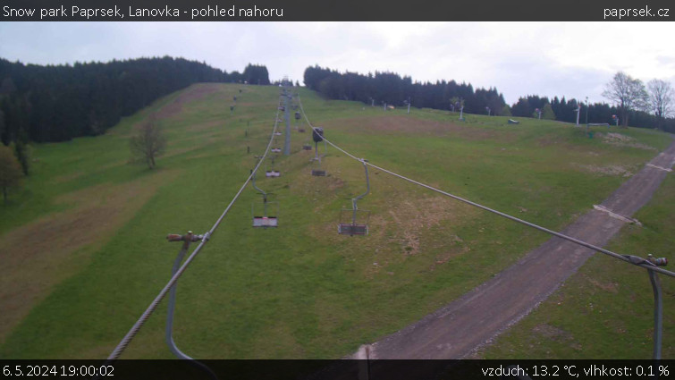 Snow park Paprsek - Lanovka - pohled nahoru - 6.5.2024 v 19:00