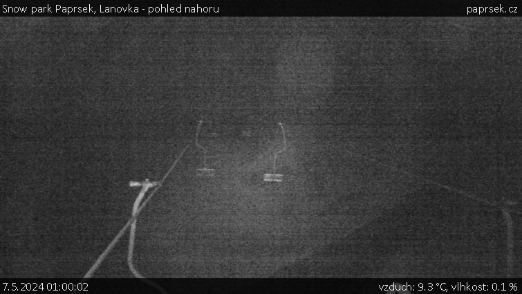 Snow park Paprsek - Lanovka - pohled nahoru - 7.5.2024 v 01:00