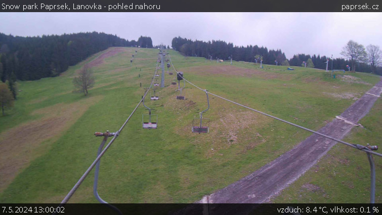 Snow park Paprsek - Lanovka - pohled nahoru - 7.5.2024 v 13:00