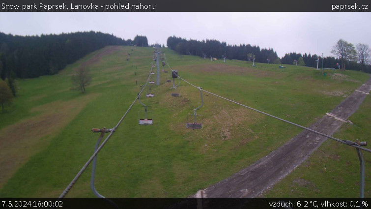Snow park Paprsek - Lanovka - pohled nahoru - 7.5.2024 v 18:00