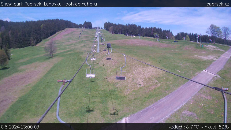 Snow park Paprsek - Lanovka - pohled nahoru - 8.5.2024 v 13:00
