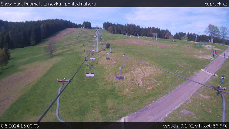 Snow park Paprsek - Lanovka - pohled nahoru - 8.5.2024 v 15:00