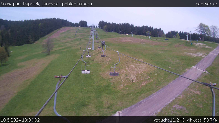 Snow park Paprsek - Lanovka - pohled nahoru - 10.5.2024 v 13:00