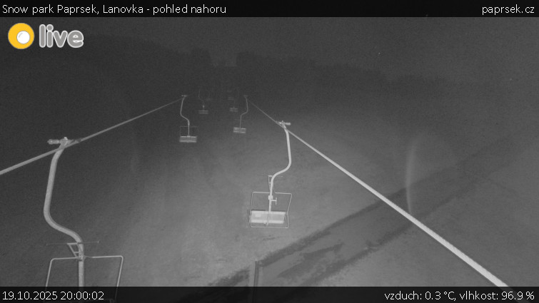 Snow park Paprsek - Lanovka - pohled nahoru - 19.10.2025 v 20:00 Snow park Paprsek - Lanovka - pohled nahoru - 19.10.2025 v 20:00