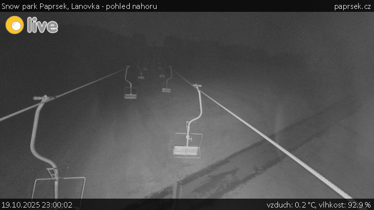Snow park Paprsek - Lanovka - pohled nahoru - 19.10.2025 v 23:00 Snow park Paprsek - Lanovka - pohled nahoru - 19.10.2025 v 23:00