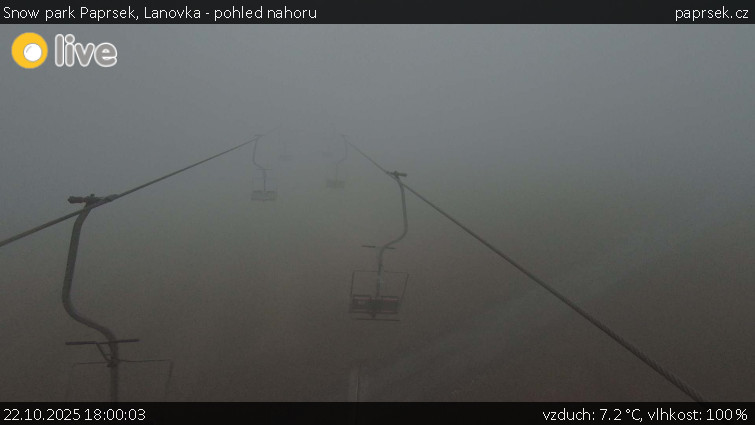 Snow park Paprsek - Lanovka - pohled nahoru - 22.10.2025 v 18:00 Snow park Paprsek - Lanovka - pohled nahoru - 22.10.2025 v 18:00