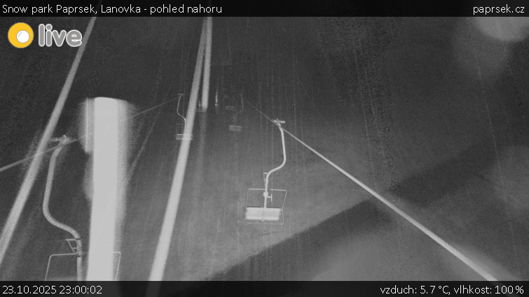 Snow park Paprsek - Lanovka - pohled nahoru - 23.10.2025 v 23:00 Snow park Paprsek - Lanovka - pohled nahoru - 23.10.2025 v 23:00