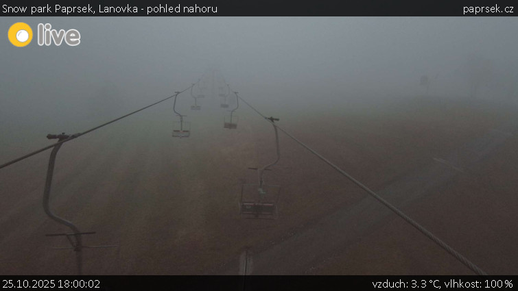 Snow park Paprsek - Lanovka - pohled nahoru - 25.10.2025 v 18:00 Snow park Paprsek - Lanovka - pohled nahoru - 25.10.2025 v 18:00