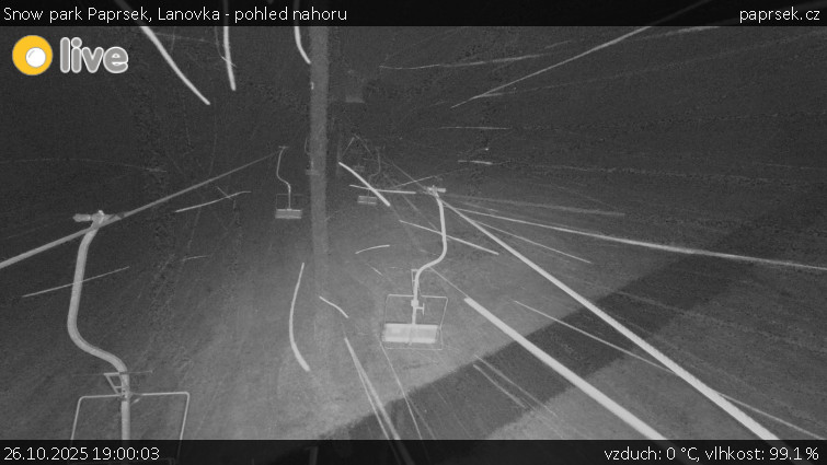 Snow park Paprsek - Lanovka - pohled nahoru - 26.10.2025 v 19:00 Snow park Paprsek - Lanovka - pohled nahoru - 26.10.2025 v 19:00