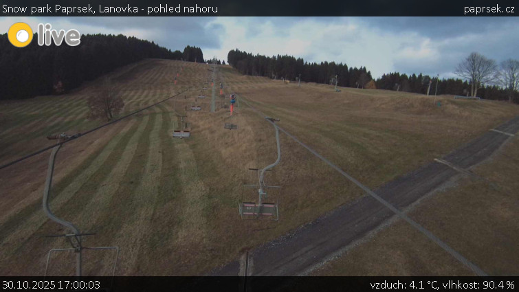 Snow park Paprsek - Lanovka - pohled nahoru - 30.10.2025 v 17:00 Snow park Paprsek - Lanovka - pohled nahoru - 30.10.2025 v 17:00