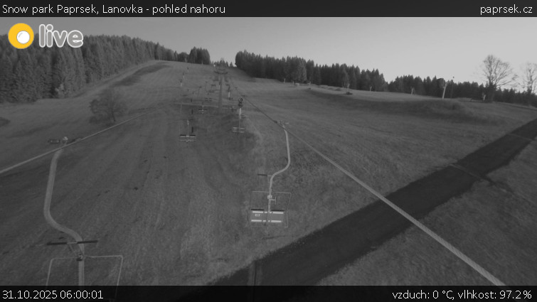Snow park Paprsek - Lanovka - pohled nahoru - 31.10.2025 v 06:00 Snow park Paprsek - Lanovka - pohled nahoru - 31.10.2025 v 06:00