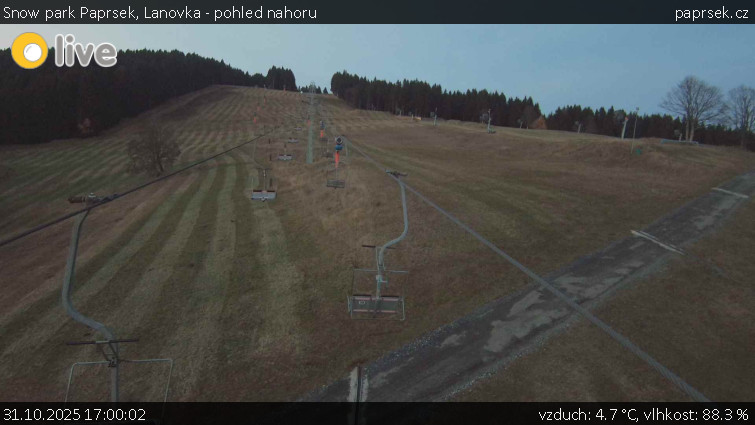Snow park Paprsek - Lanovka - pohled nahoru - 31.10.2025 v 17:00 Snow park Paprsek - Lanovka - pohled nahoru - 31.10.2025 v 17:00
