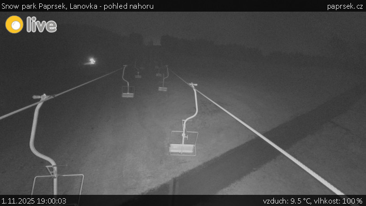 Snow park Paprsek - Lanovka - pohled nahoru - 1.11.2025 v 19:00 Snow park Paprsek - Lanovka - pohled nahoru - 1.11.2025 v 19:00