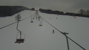 Snow park Paprsek - Lanovka - pohled nahoru - 4.1.2026 v 12:00 Snow park Paprsek - Lanovka - pohled nahoru - 4.1.2026 v 12:00