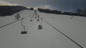 Snow park Paprsek - Lanovka - pohled nahoru - 4.1.2026 v 13:00 Snow park Paprsek - Lanovka - pohled nahoru - 4.1.2026 v 13:00