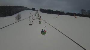 Snow park Paprsek - Lanovka - pohled nahoru - 4.1.2026 v 15:00 Snow park Paprsek - Lanovka - pohled nahoru - 4.1.2026 v 15:00