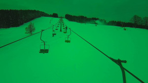 Snow park Paprsek - Lanovka - pohled nahoru - 5.1.2026 v 16:00 Snow park Paprsek - Lanovka - pohled nahoru - 5.1.2026 v 16:00