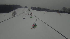 Snow park Paprsek - Lanovka - pohled nahoru - 2.2.2026 v 13:00 Snow park Paprsek - Lanovka - pohled nahoru - 2.2.2026 v 13:00