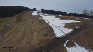 Snow park Paprsek - Lanovka - pohled nahoru - 4.4.2026 v 13:00 Snow park Paprsek - Lanovka - pohled nahoru - 4.4.2026 v 13:00