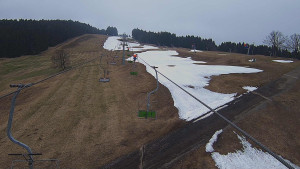 Snow park Paprsek - Lanovka - pohled nahoru - 4.4.2026 v 14:00 Snow park Paprsek - Lanovka - pohled nahoru - 4.4.2026 v 14:00