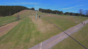 Snow park Paprsek - Lanovka - pohled nahoru - 3.5.2026 v 13:00 Snow park Paprsek - Lanovka - pohled nahoru - 3.5.2026 v 13:00