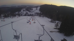 Snow park Paprsek - Lanovka - pohled dolů - 2.3.2023 v 17:43