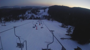 Snow park Paprsek - Lanovka - pohled dolů - 2.3.2023 v 18:03
