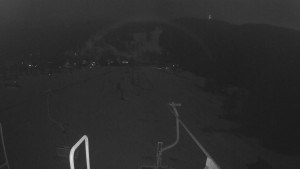 Snow park Paprsek - Lanovka - pohled dolů - 2.3.2023 v 18:43