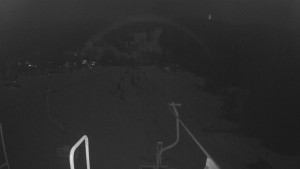 Snow park Paprsek - Lanovka - pohled dolů - 2.3.2023 v 18:58
