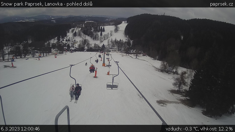 Snow park Paprsek - Lanovka - pohled dolů - 6.3.2023 v 12:00