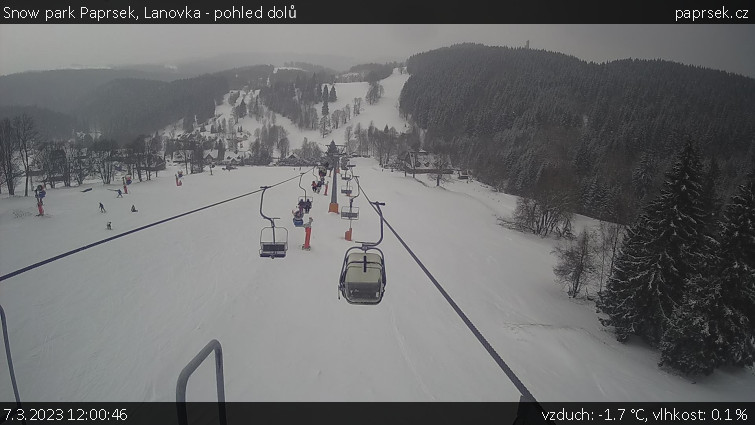 Snow park Paprsek - Lanovka - pohled dolů - 7.3.2023 v 12:00