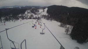Snow park Paprsek - Lanovka - pohled dolů - 8.3.2023 v 13:35