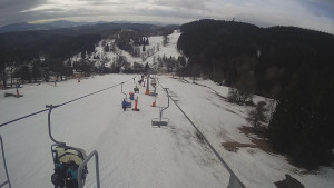 Snow park Paprsek - Lanovka - pohled dolů - 10.3.2023 v 10:05