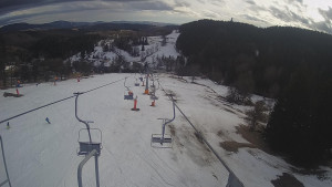 Snow park Paprsek - Lanovka - pohled dolů - 10.3.2023 v 16:05