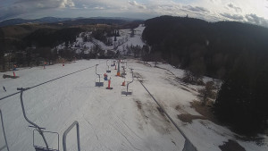Snow park Paprsek - Lanovka - pohled dolů - 10.3.2023 v 16:15
