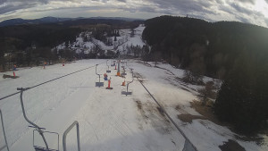 Snow park Paprsek - Lanovka - pohled dolů - 10.3.2023 v 16:30