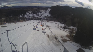 Snow park Paprsek - Lanovka - pohled dolů - 10.3.2023 v 16:35
