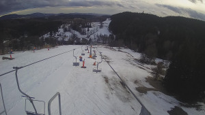 Snow park Paprsek - Lanovka - pohled dolů - 10.3.2023 v 16:45