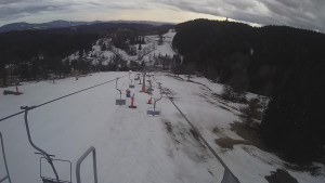 Snow park Paprsek - Lanovka - pohled dolů - 10.3.2023 v 17:40