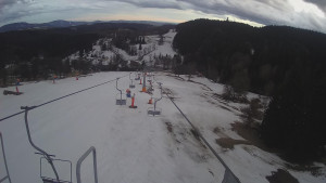 Snow park Paprsek - Lanovka - pohled dolů - 10.3.2023 v 17:45