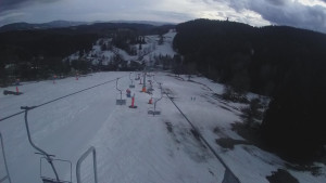 Snow park Paprsek - Lanovka - pohled dolů - 10.3.2023 v 18:05