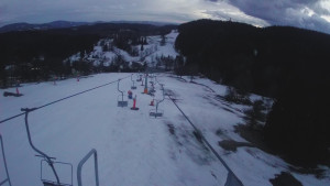 Snow park Paprsek - Lanovka - pohled dolů - 10.3.2023 v 18:10