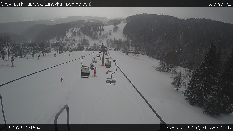 Snow park Paprsek - Lanovka - pohled dolů - 11.3.2023 v 13:15