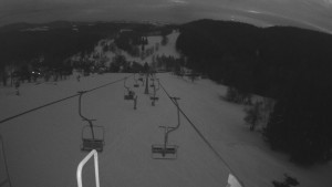 Snow park Paprsek - Lanovka - pohled dolů - 12.3.2023 v 18:25