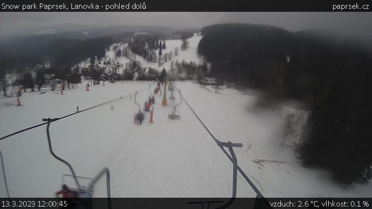 Snow park Paprsek - Lanovka - pohled dolů - 13.3.2023 v 12:00
