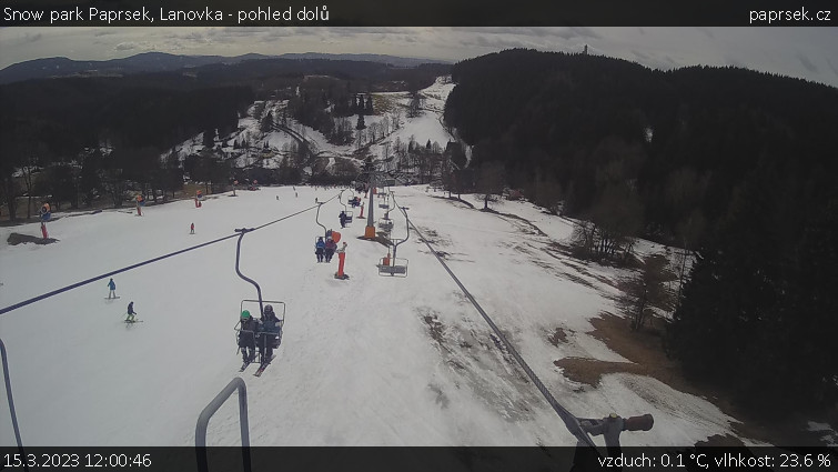 Snow park Paprsek - Lanovka - pohled dolů - 15.3.2023 v 12:00