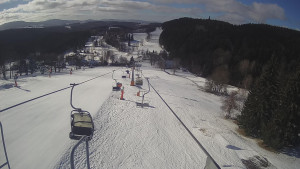 Snow park Paprsek - Lanovka - pohled dolů - 16.3.2023 v 08:45