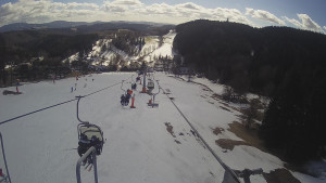 Snow park Paprsek - Lanovka - pohled dolů - 16.3.2023 v 13:05